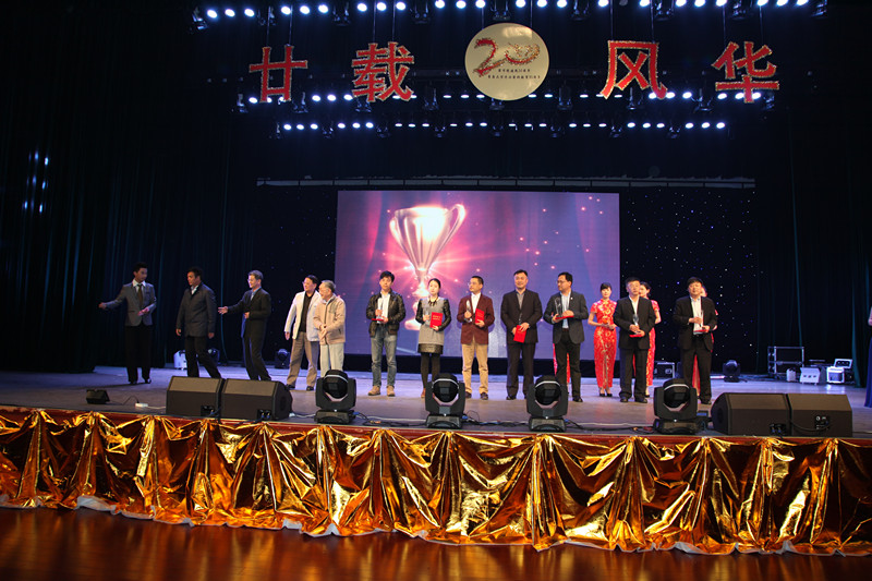 王伟、汪黎明、王肇基、何成康为91直播
2013年度十大杰出校友颁奖.jpg